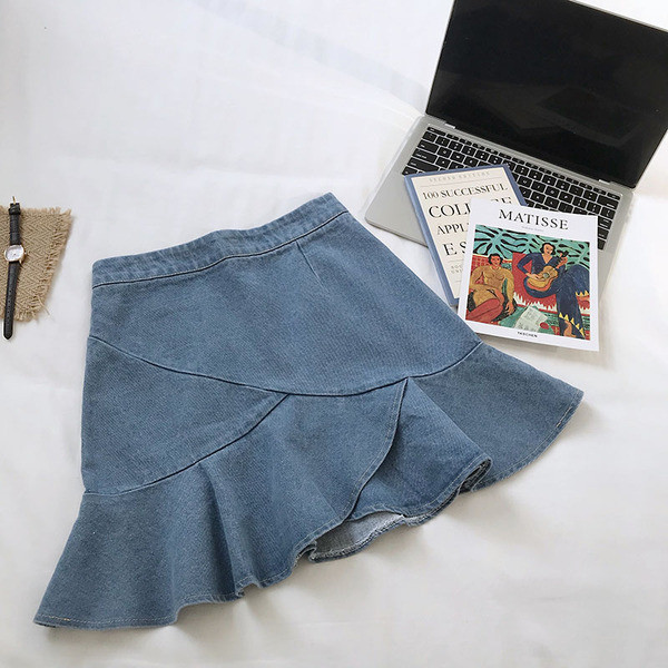 Modern női farmerszoknya szabású modell kék színben