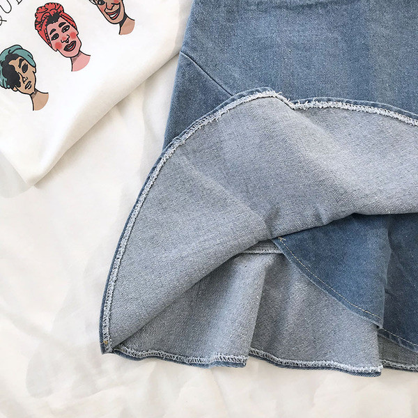 Modern női farmerszoknya szabású modell kék színben