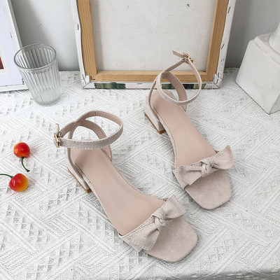 Κομψά γυναικεία σανδάλια από οικολογικό σουέτ με κορδέλα σε τρία χρώματα