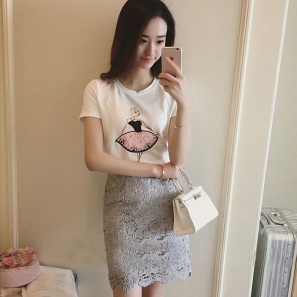 Tricou elegant de damă cu aplicație și decolteu O în alb