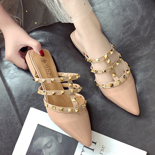 Stílusos női papucs hegyes modell fém elemekkel két színben