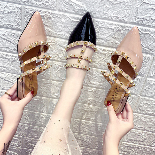 Stílusos női papucs hegyes modell fém elemekkel két színben