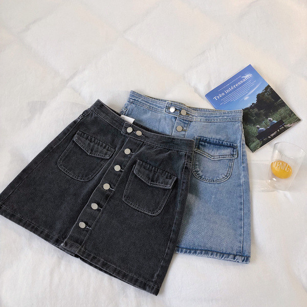 Modern női farmerszoknya fekete és kék gombokkal