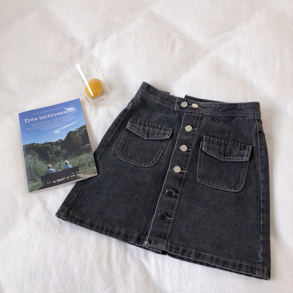 Modern női farmerszoknya fekete és kék gombokkal