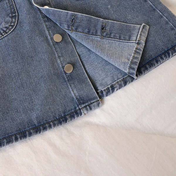 Modern női farmerszoknya fekete és kék gombokkal