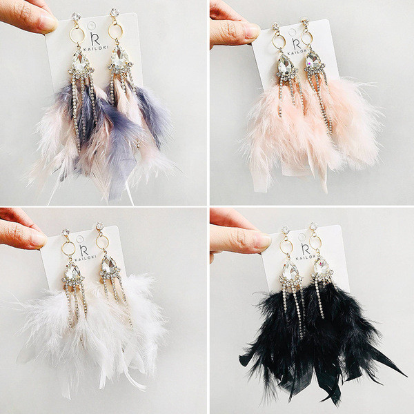Stílusos női fülbevaló színes tollakkal és kövekkel több színben