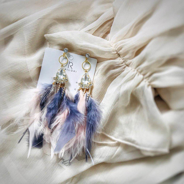 Stílusos női fülbevaló színes tollakkal és kövekkel több színben