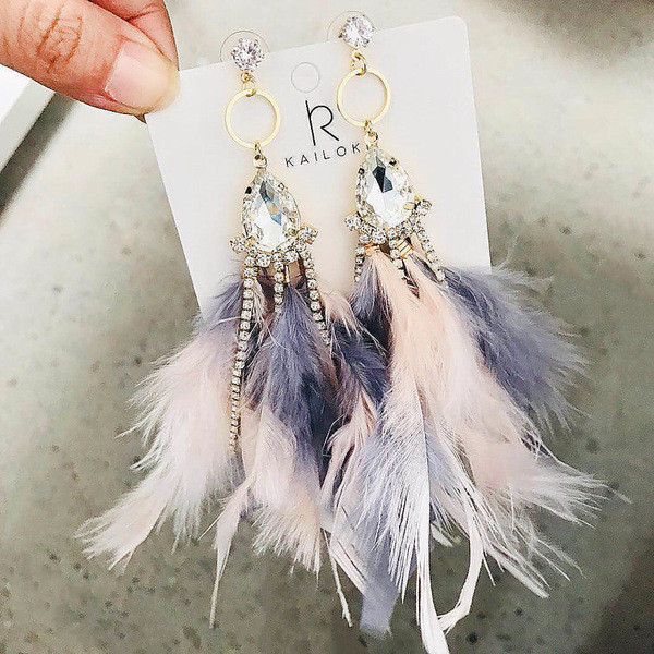 Stílusos női fülbevaló színes tollakkal és kövekkel több színben