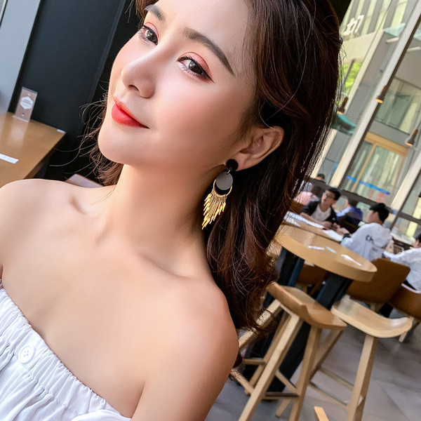 Modern női fülbevaló akasztós motívumokkal