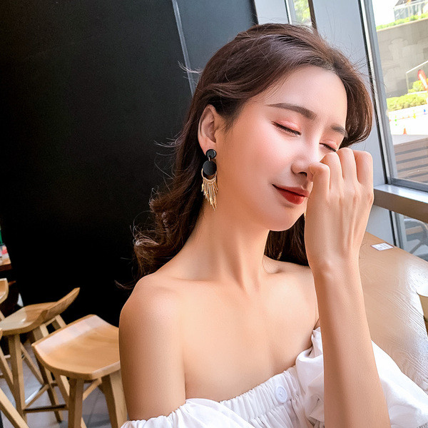 Modern női fülbevaló akasztós motívumokkal