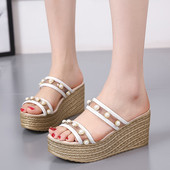 Papuci moderni de dama cu perle si platforma in alb-negru