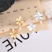 Cercei eleganti de dama in forma de floare in aur si argint