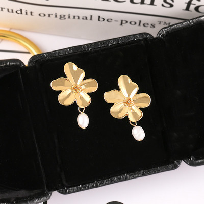 Cercei eleganti de dama in forma de floare in aur si argint