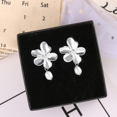 Cercei eleganti de dama in forma de floare in aur si argint