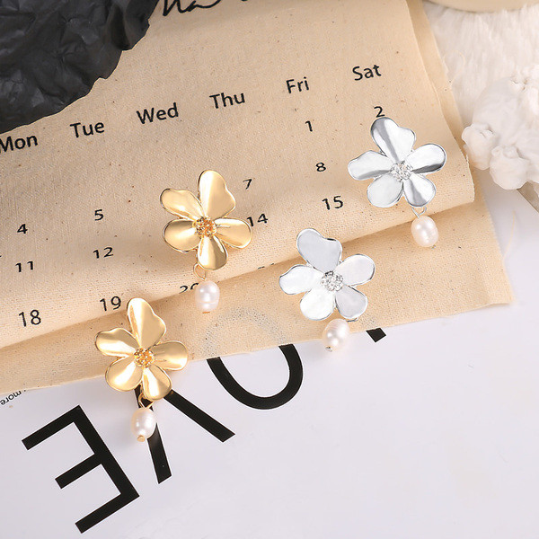 Cercei eleganti de dama in forma de floare in aur si argint