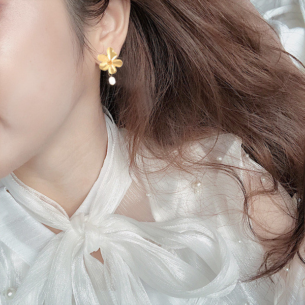 Cercei eleganti de dama in forma de floare in aur si argint