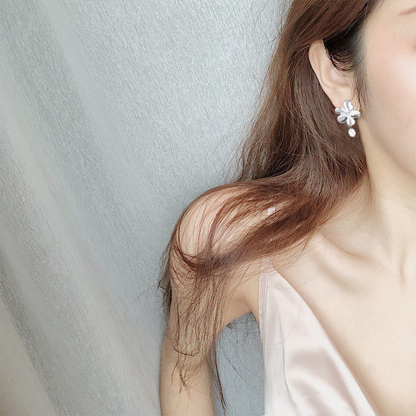 Cercei eleganti de dama in forma de floare in aur si argint