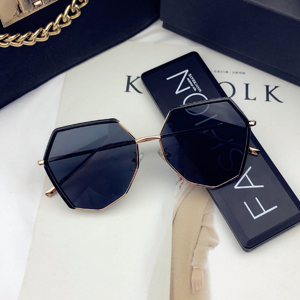 Női napszemüveg fekete, rózsaszín és szürke színben