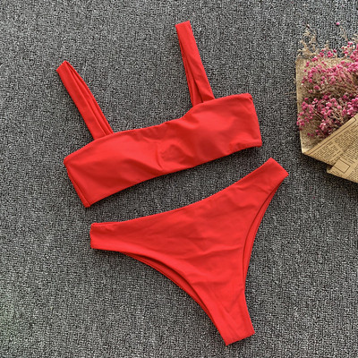 Costum de baie modern din două piese în roșu, galben și albastru