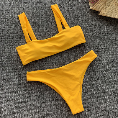 Costum de baie modern din două piese în roșu, galben și albastru