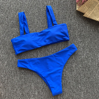 Costum de baie modern din două piese în roșu, galben și albastru
