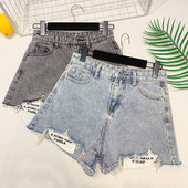 Női farmer, a zsebein felirat