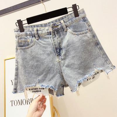 Női farmer, a zsebein felirat