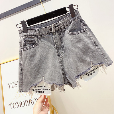 Női farmer, a zsebein felirat