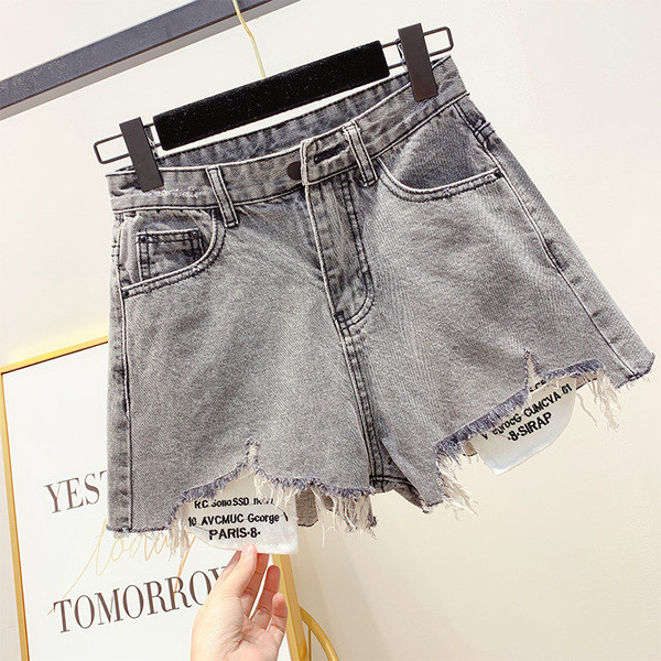 Női farmer, a zsebein felirat