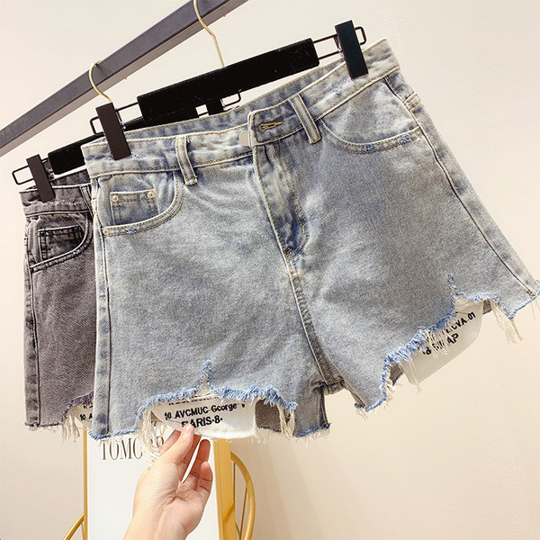 Női farmer, a zsebein felirat