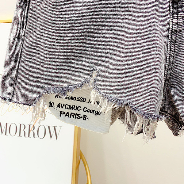 Női farmer, a zsebein felirat