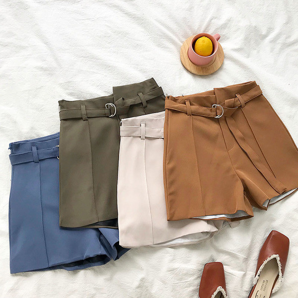 Pantaloni scurți de damă stilați, cu talie înaltă, cu curea în mai multe culori