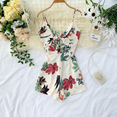 Μοντέρνες φόρμες με λεπτές λωρίδες και γραβάτες σε δύο χρώματα