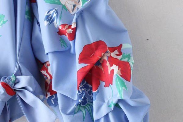 Cămașă de damă cu mâneci lungi strânse și cravate în talie