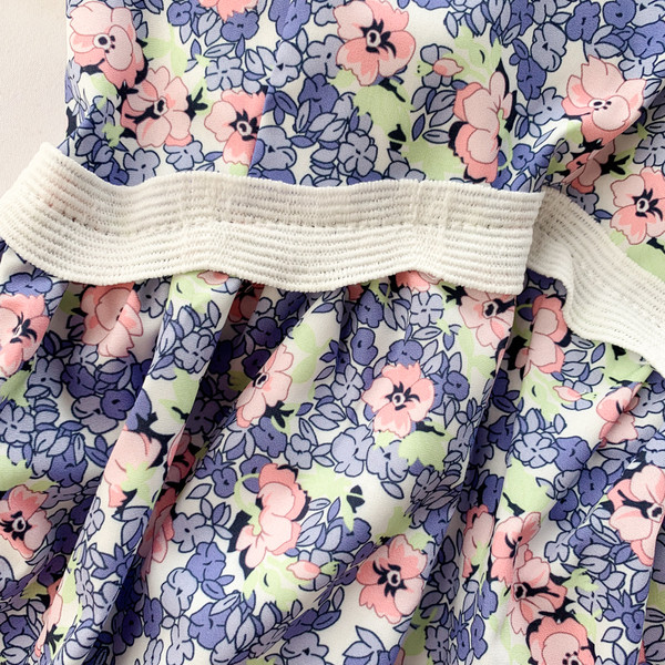 Alkalmi női ruha virágos motívummal, vékony pántokkal