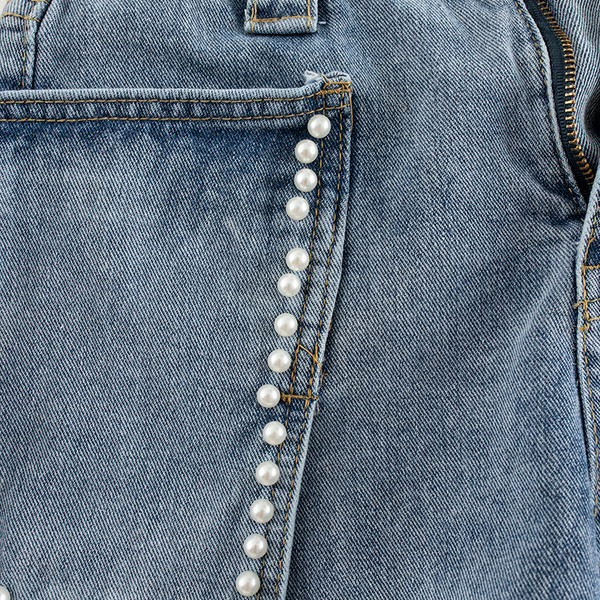 Pantaloni scurți de damă din denim cu perle în culori deschise și închise