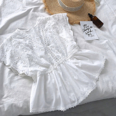 Дамска модерна риза с къс ръкав и V-образно деколте в бял цвят 