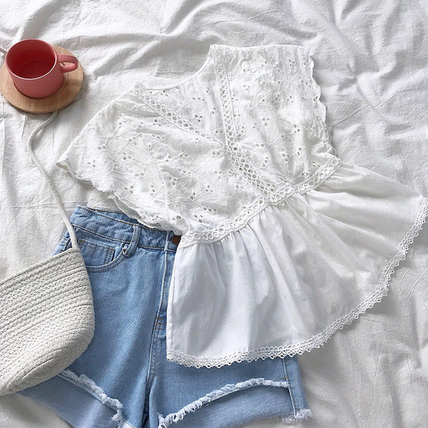 Дамска модерна риза с къс ръкав и V-образно деколте в бял цвят 