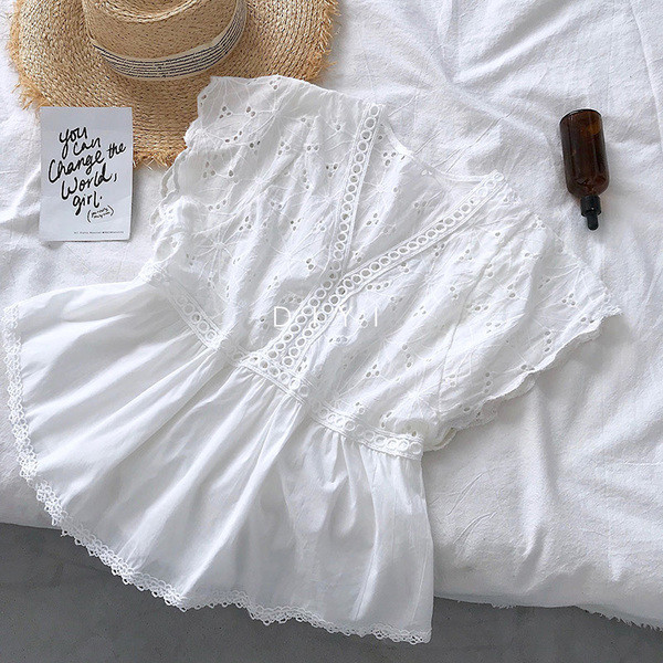 Дамска модерна риза с къс ръкав и V-образно деколте в бял цвят 