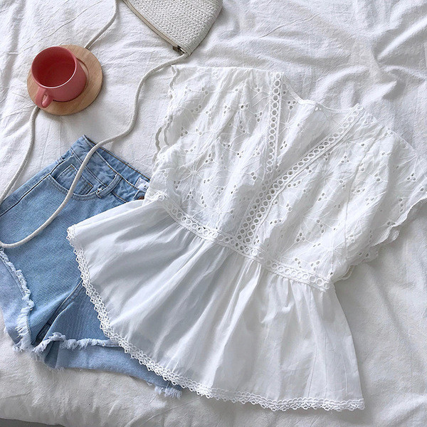 Дамска модерна риза с къс ръкав и V-образно деколте в бял цвят 