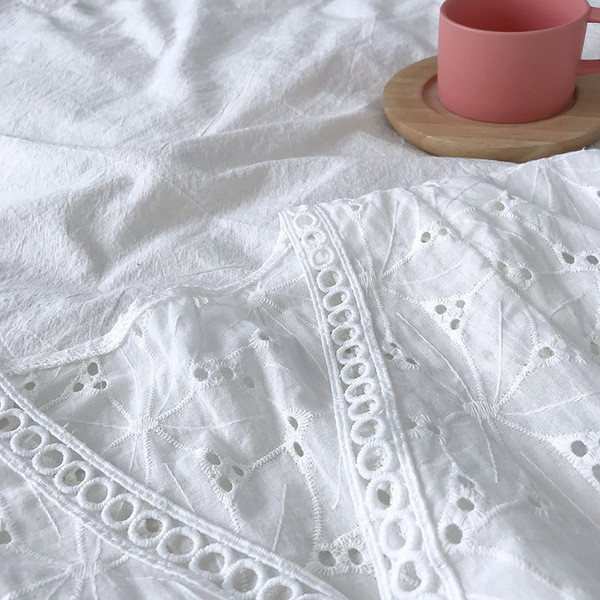 Дамска модерна риза с къс ръкав и V-образно деколте в бял цвят 