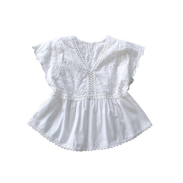 Дамска модерна риза с къс ръкав и V-образно деколте в бял цвят 