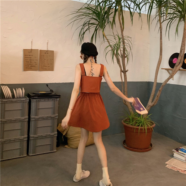 Κομψό και μοντέρνο γυναικείο σετ  φούστα και αμάνικο  σε δύο χρώματα