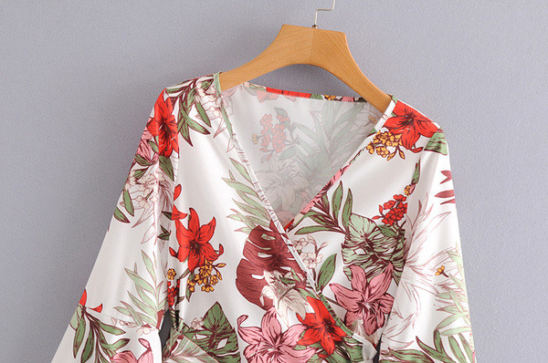 Női ing széles ujjal és V-nyakú virágmintával