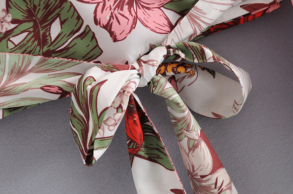 Női ing széles ujjal és V-nyakú virágmintával