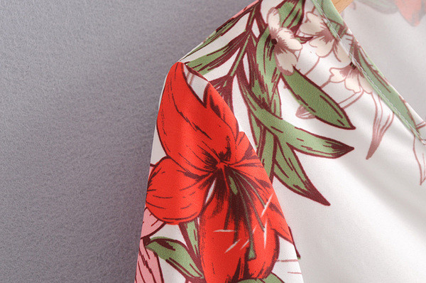 Női ing széles ujjal és V-nyakú virágmintával