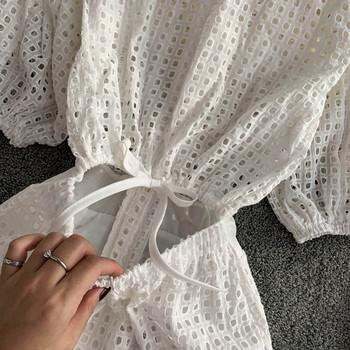 Modern női ruha rövid ujjal és zsebbel fehér és fekete színben