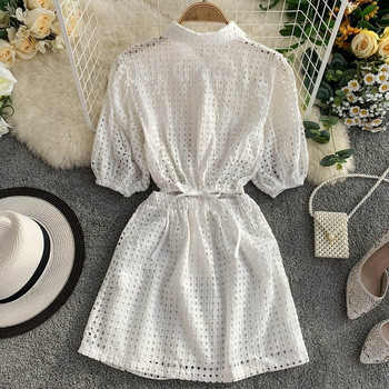 Modern női ruha rövid ujjal és zsebbel fehér és fekete színben