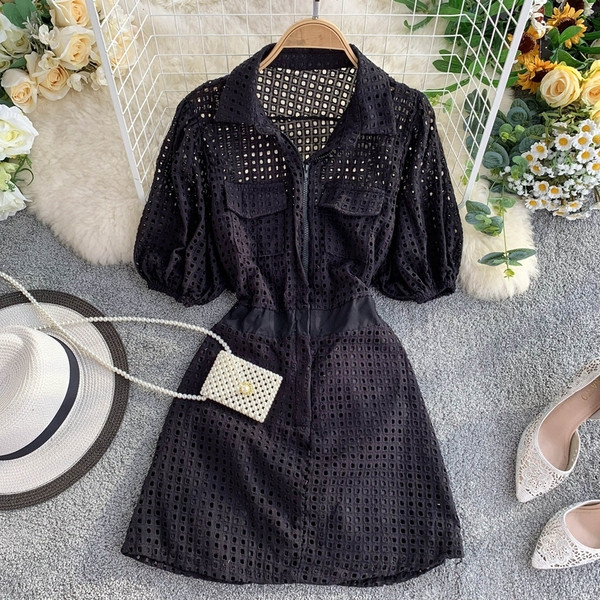 Modern női ruha rövid ujjal és zsebbel fehér és fekete színben