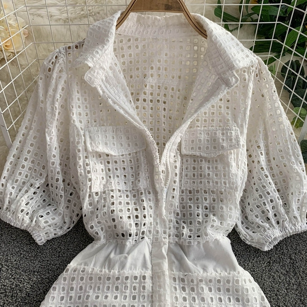 Modern női ruha rövid ujjal és zsebbel fehér és fekete színben